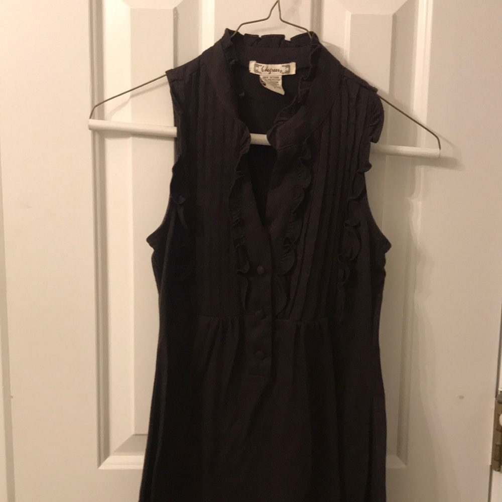 6 degrees. Brown. Size small. For one who has a long torso